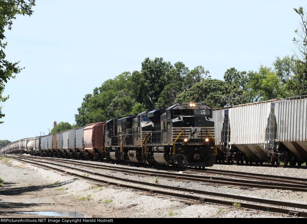 NS 1035 leads train 353, ready to depart